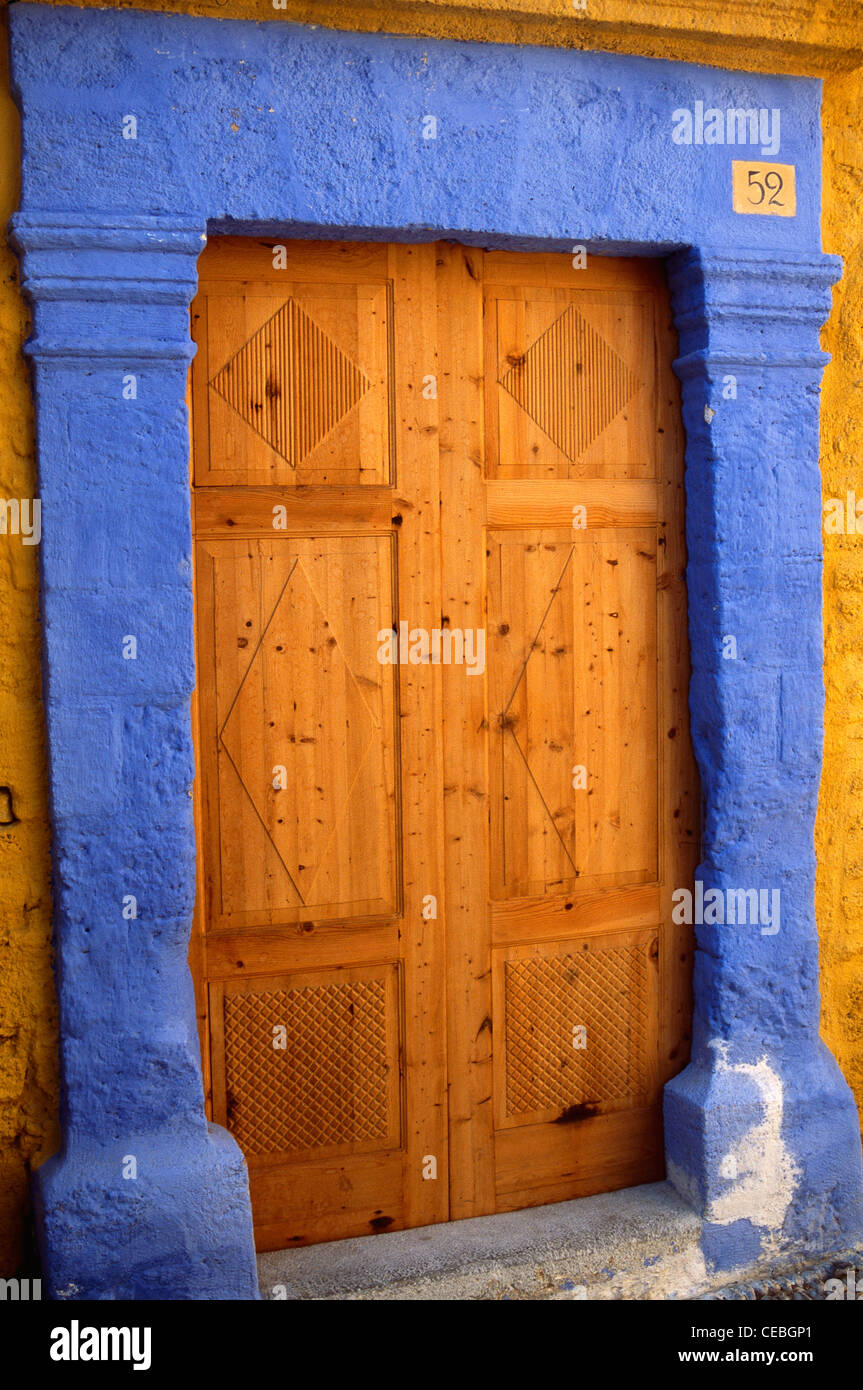 hölzerne Tür mit einer tiefblauen steinerne Einfassung auf der griechischen Insel Rhodos. Stockfoto