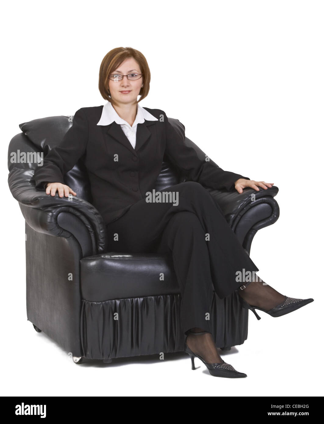Geschäftsfrau in einem Sessel vor einem weißen Hintergrund. Stockfoto