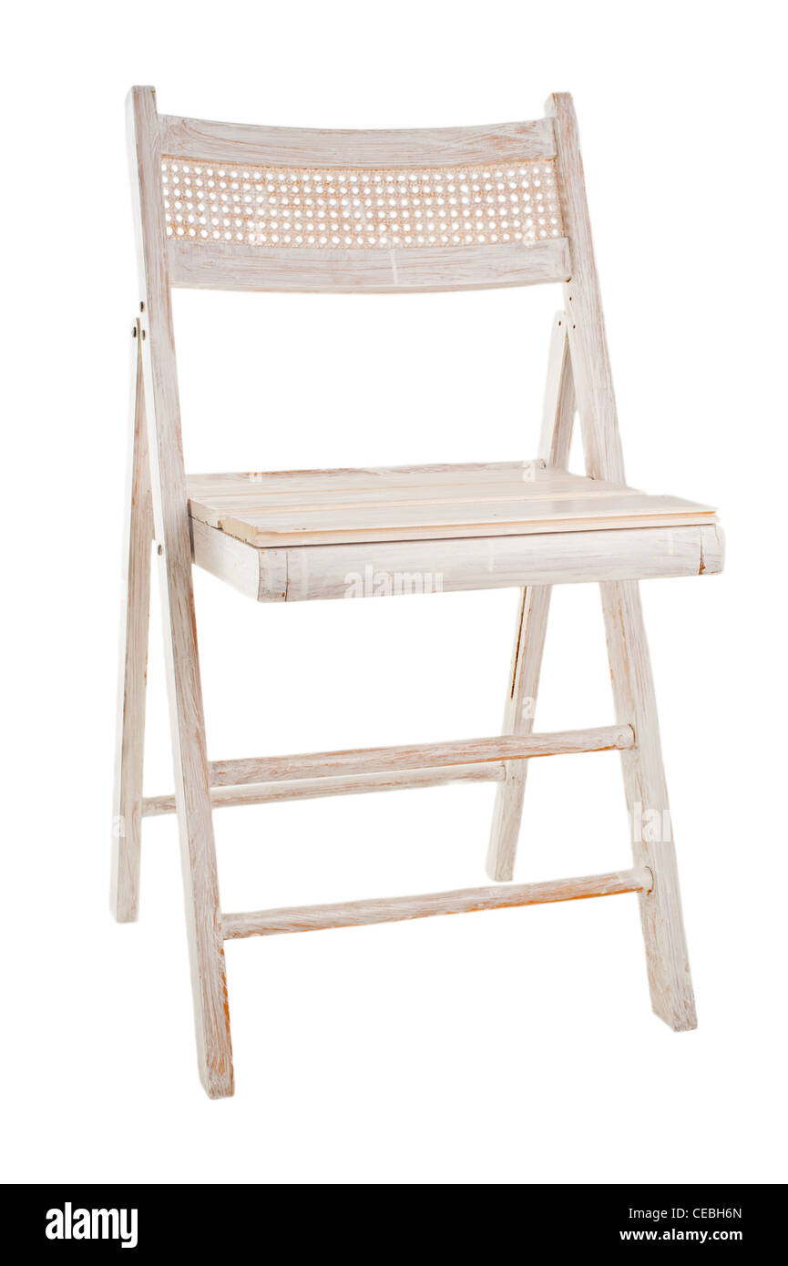 Stuhl. Alte bemalte Gartenstuhl isoliert auf weißem Hintergrund Stockfoto