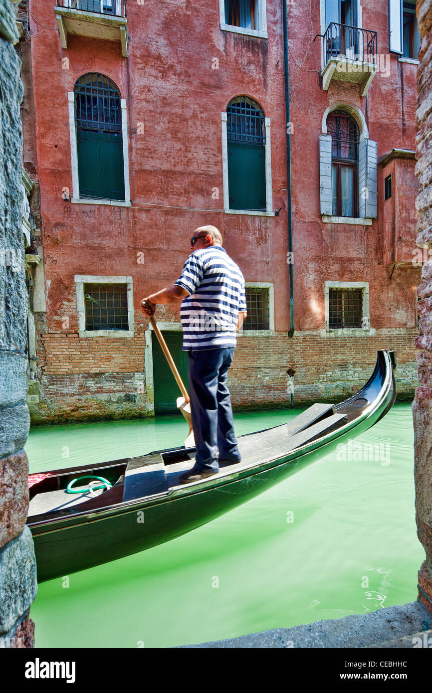 Gondoliere am Arbeitsplatz, Venedig, Italien Stockfoto