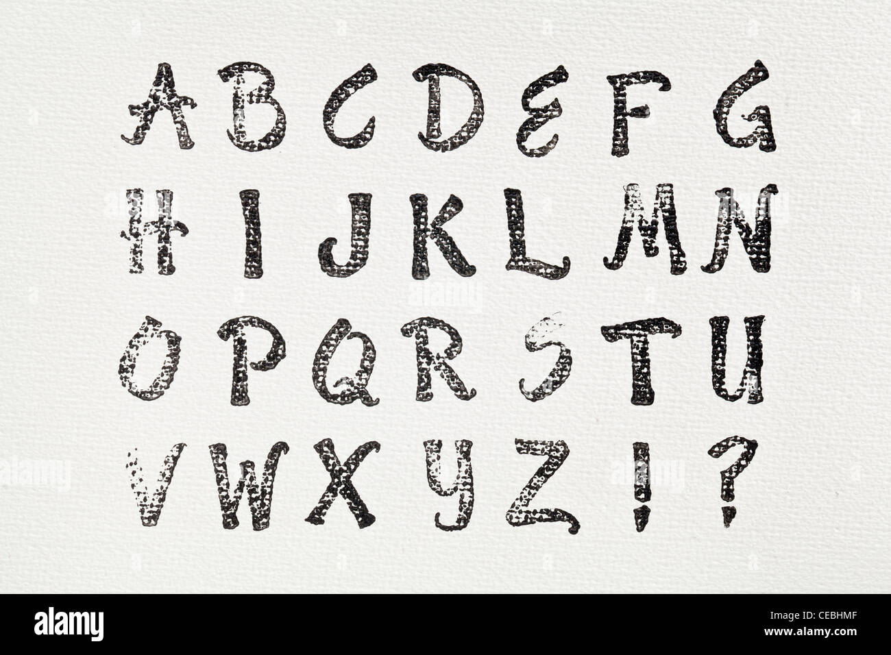 Stempel Alphabet in schwarzer Tinte auf weißem Künstlerleinwand gedruckt Stockfoto