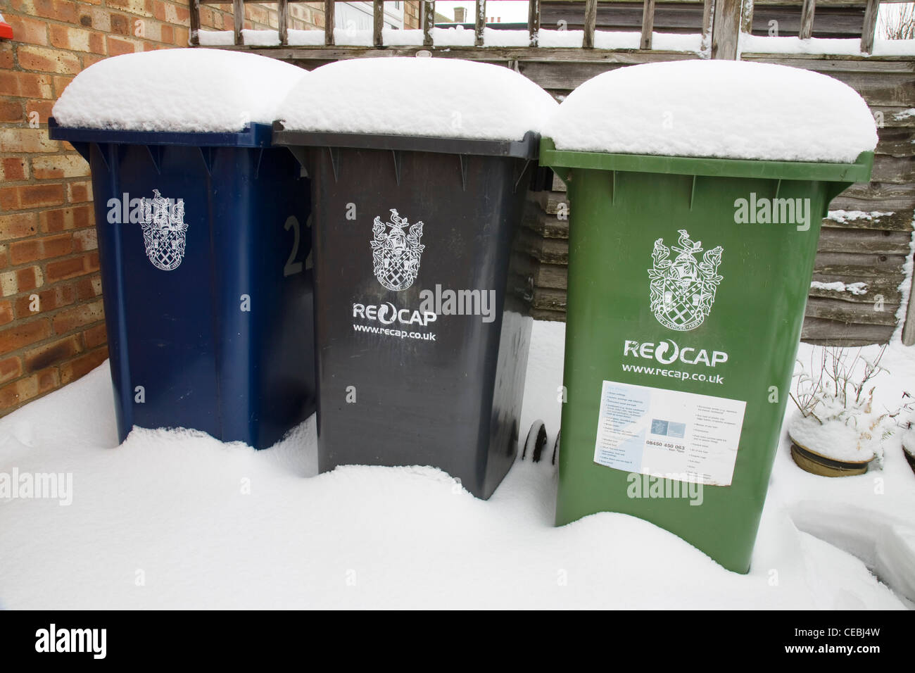 Recycling-Mülleimer mit Schnee bedeckt Stockfoto