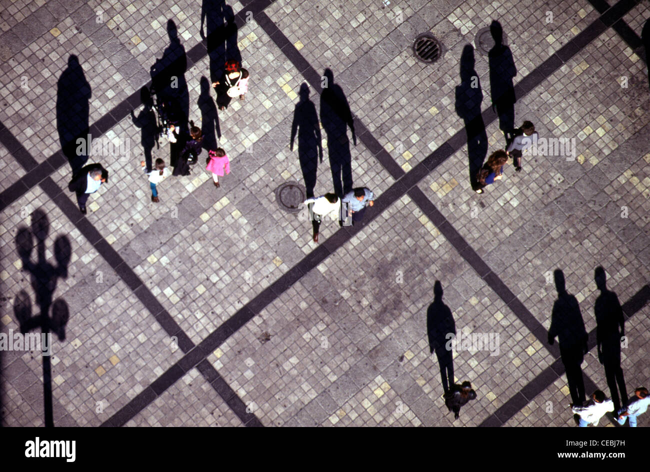 Passanten werfen lange Schatten, wie sie entlang der Ben Yehuda Street West Jerusalem Israel Fuß Stockfoto