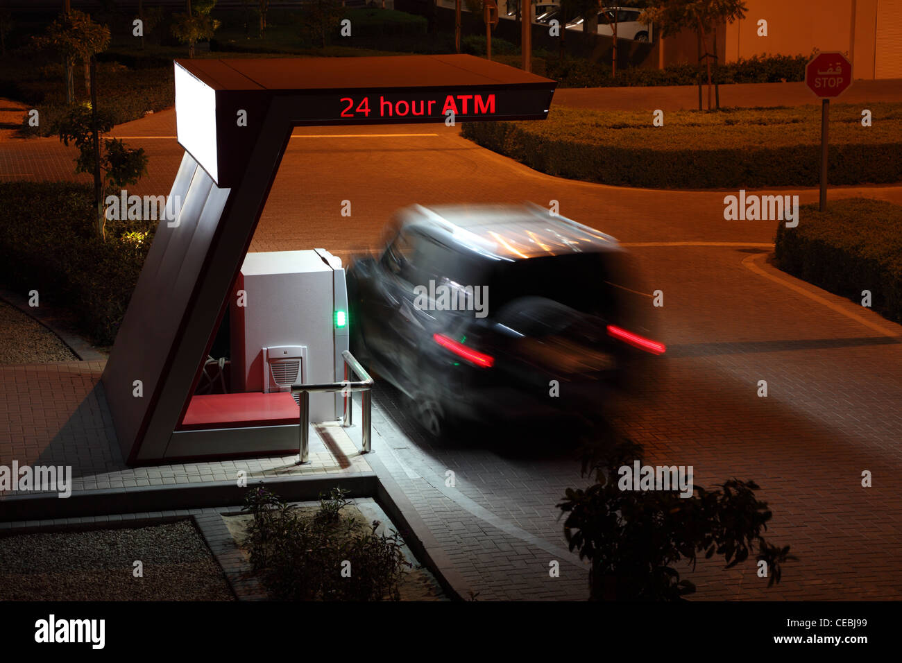 Auto am 24-Stunden-ATM in der Nacht Stockfoto