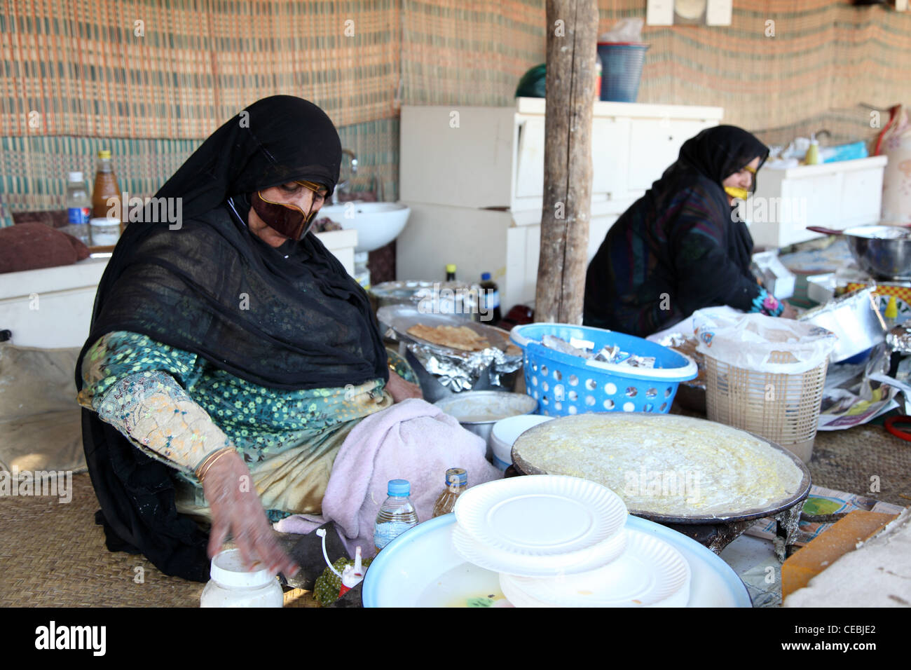 Arabische Frau Mit Traditionellen Gesichtsmaske Verkauf Von Lebensmitteln An Dubai Heritage