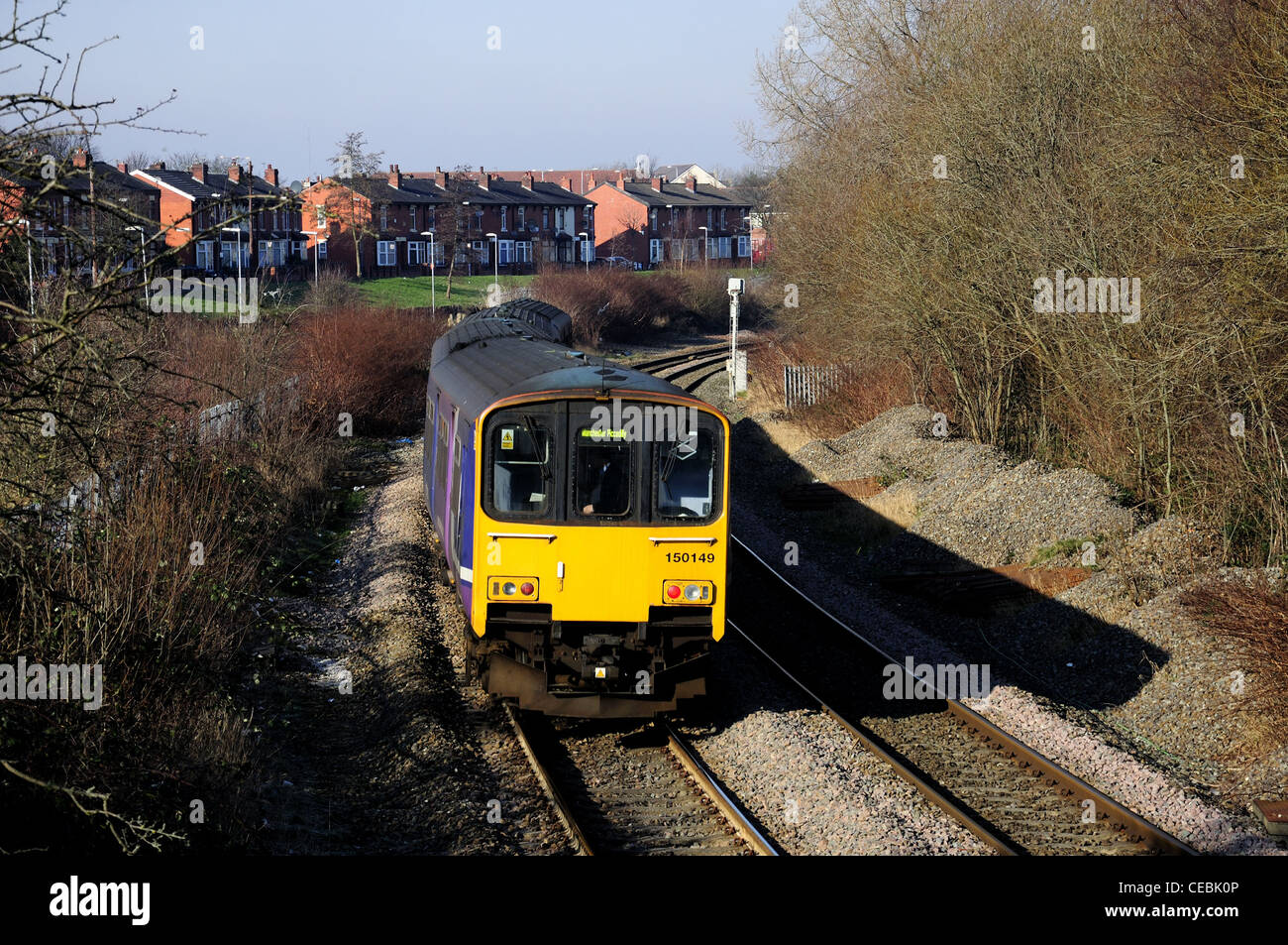 Zwei Wagen Zug in Richtung in Richtung Belle-Vue-Station, Manchester Stockfoto