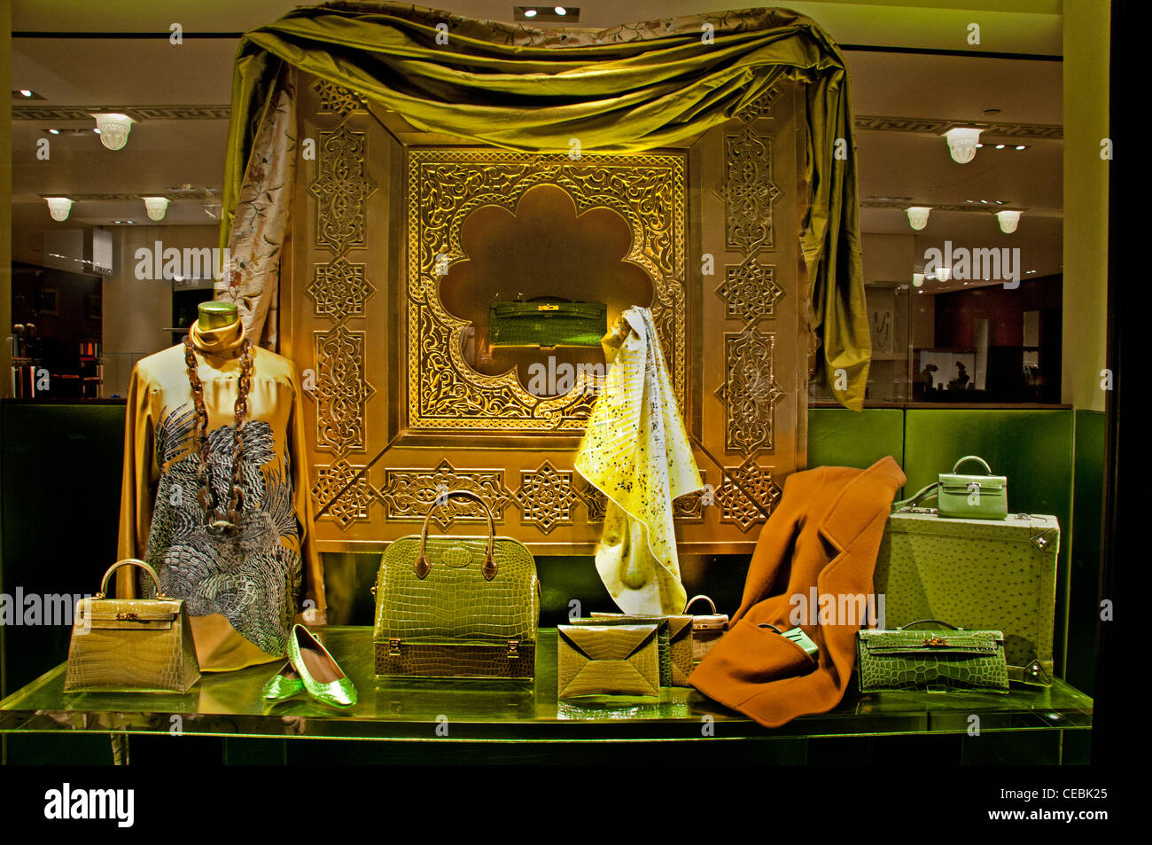 Hermés Paris Frankreich Shop Fenster Anzeige Luxus Mode Couture Shop Zubehör Rue Faubourg Saint-Honoré Stockfoto
