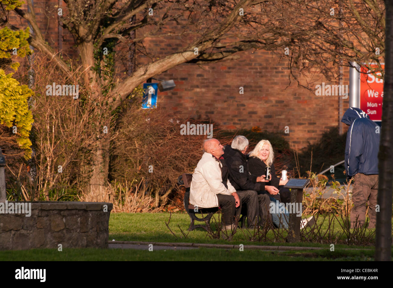 Anti-soziales Verhalten Menschen trinken Alkohol an einem öffentlichen Ort UK Stockfoto