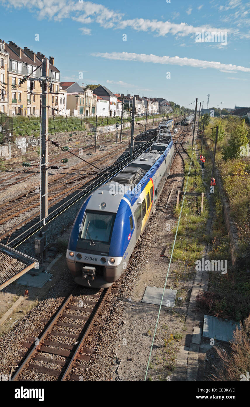 Eine französische SNCF TER Regionalbahn in der Nähe von Reims Raliway Station in Riems, Champagne-Ardenne, Frankreich. Stockfoto