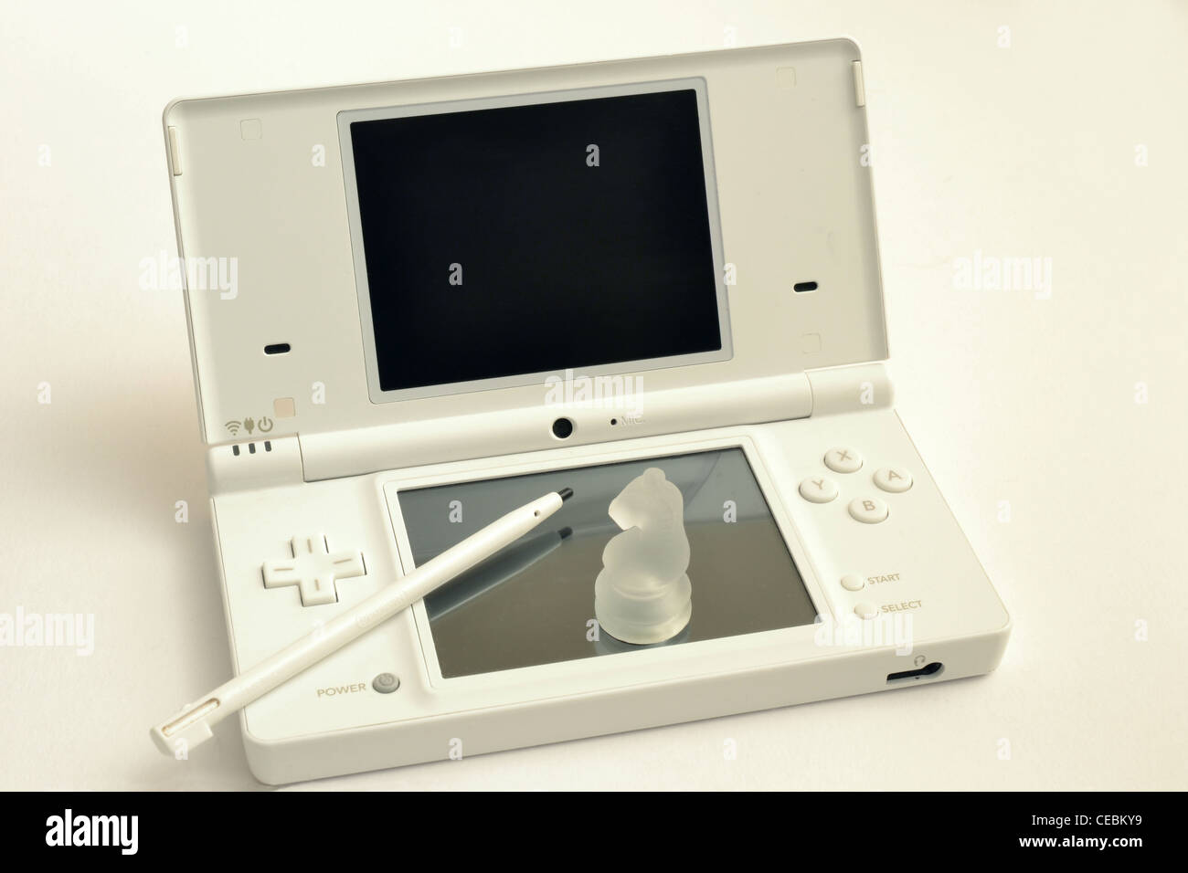 weiße Nintendo Spiel auf weißem Hintergrund mit Kristall Schachfigur auf Bildschirm Stockfoto