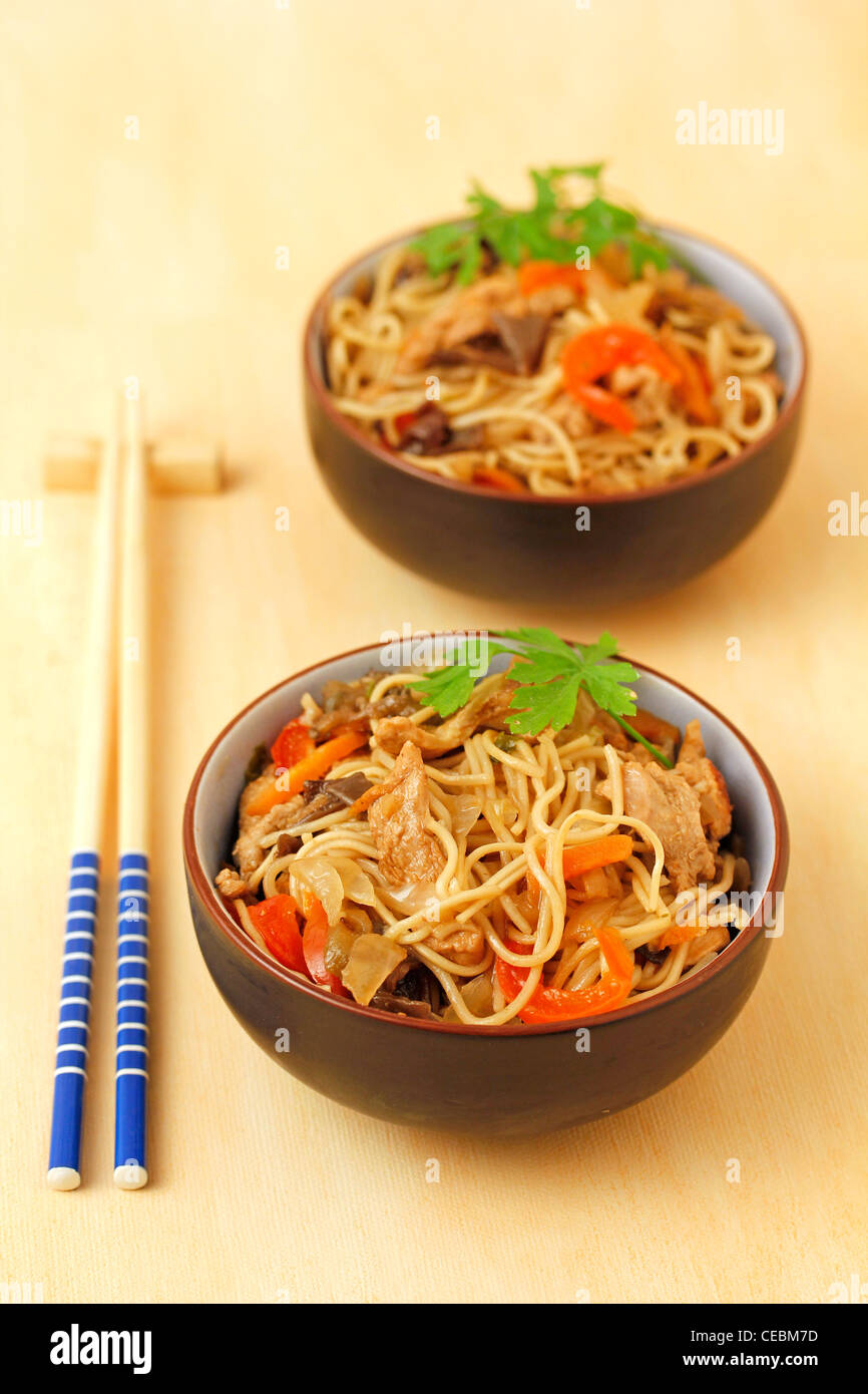 Huhn und chinesische Nudeln. Rezept zur Verfügung. Stockfoto