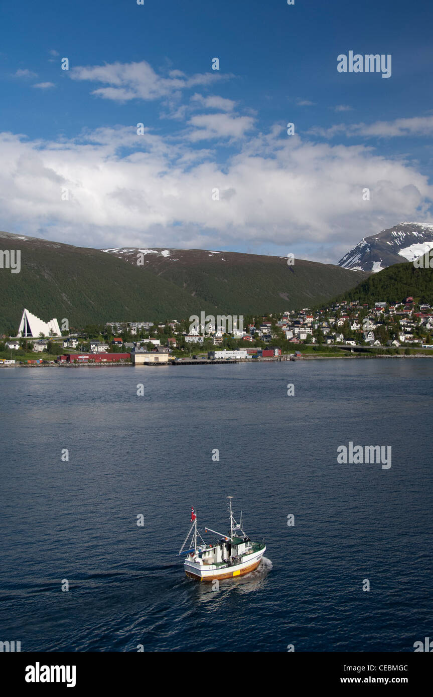 Norwegen, Tromso. "Tor zur Arktis" oberhalb des Polarkreises gelegen. Wahrzeichen Eismeerkathedrale. Stockfoto