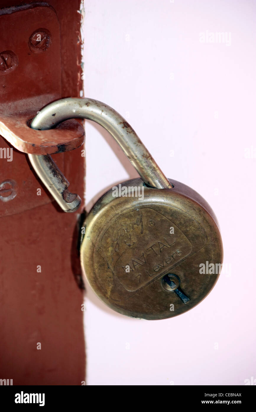 Eine alte verrostete Sperre an den Haken in Tür Wand hängen Stockfoto