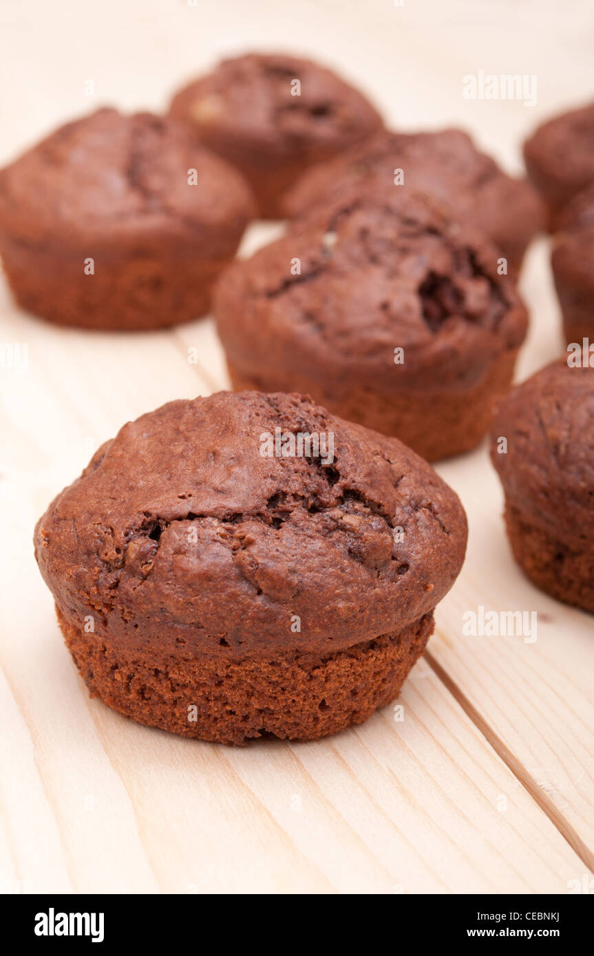 Nahaufnahme von Schokoladen-Muffins auf Holztisch Stockfoto