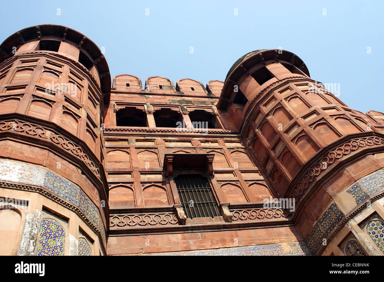 Ansicht von unten nach oben auf dem Turm des Roten Forts in Indien Stockfoto