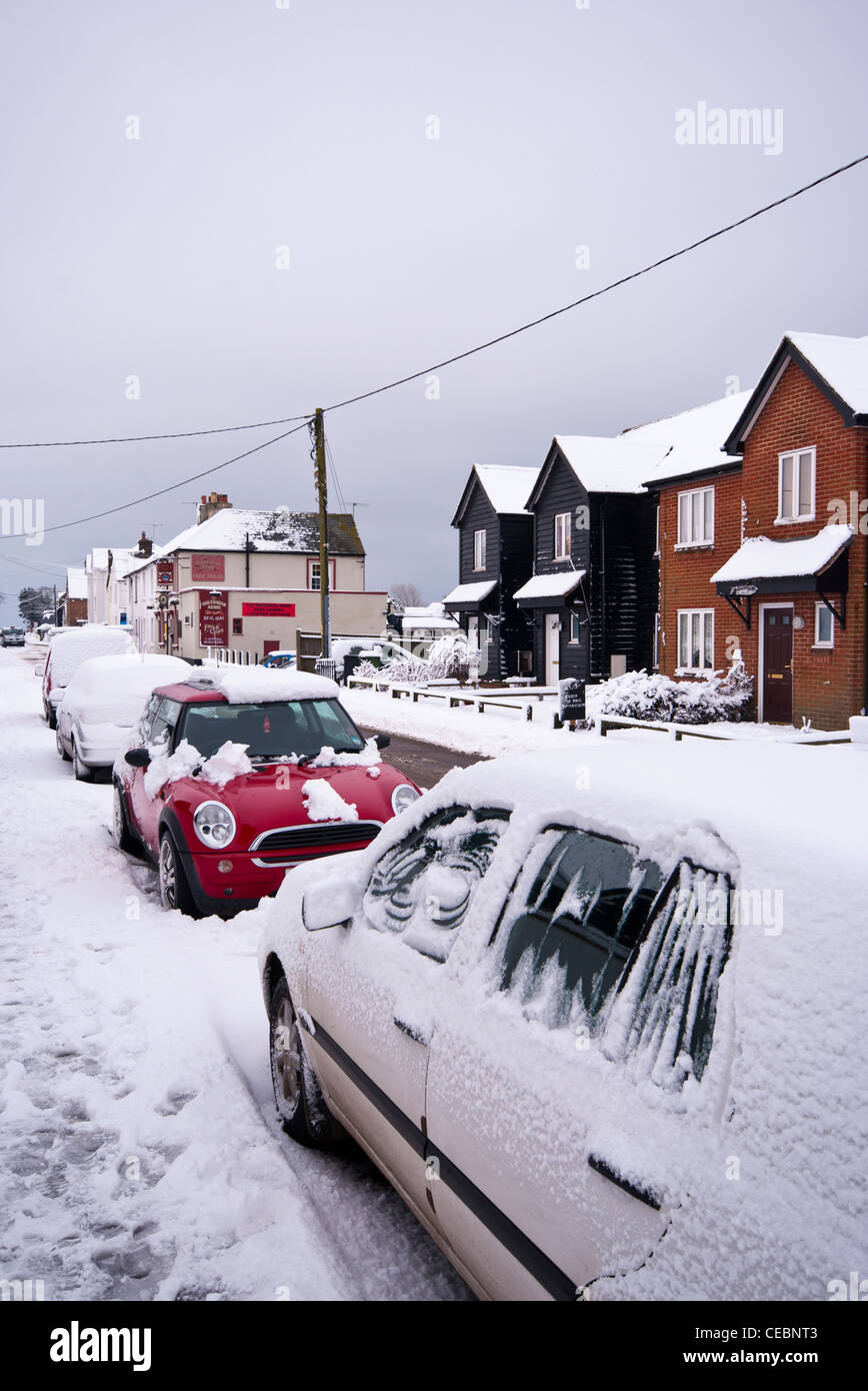 Schnee bedeckt autos -Fotos und -Bildmaterial in hoher Auflösung – Alamy
