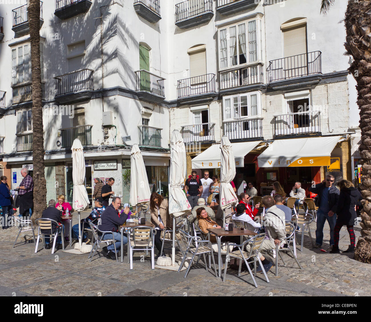Outdoor-Restuarant in Plaza De La Catedral, Cadiz Spanien. Cadiz ist eine der ältesten kontinuierlich bewohnten Städte Europas. Stockfoto