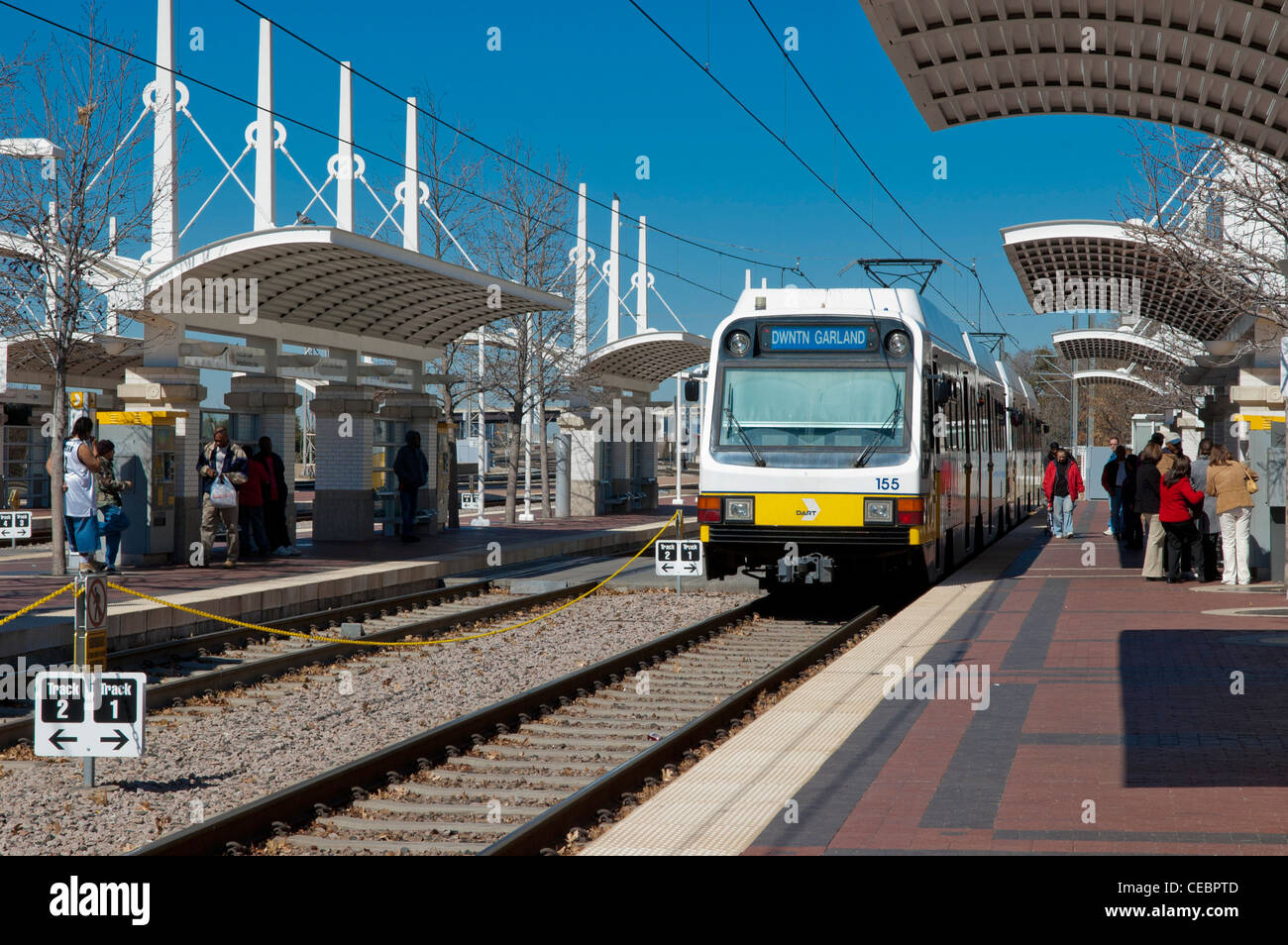 Pendler, die eine DART-Zug an der Union Station, Dallas, Texas Stockfoto