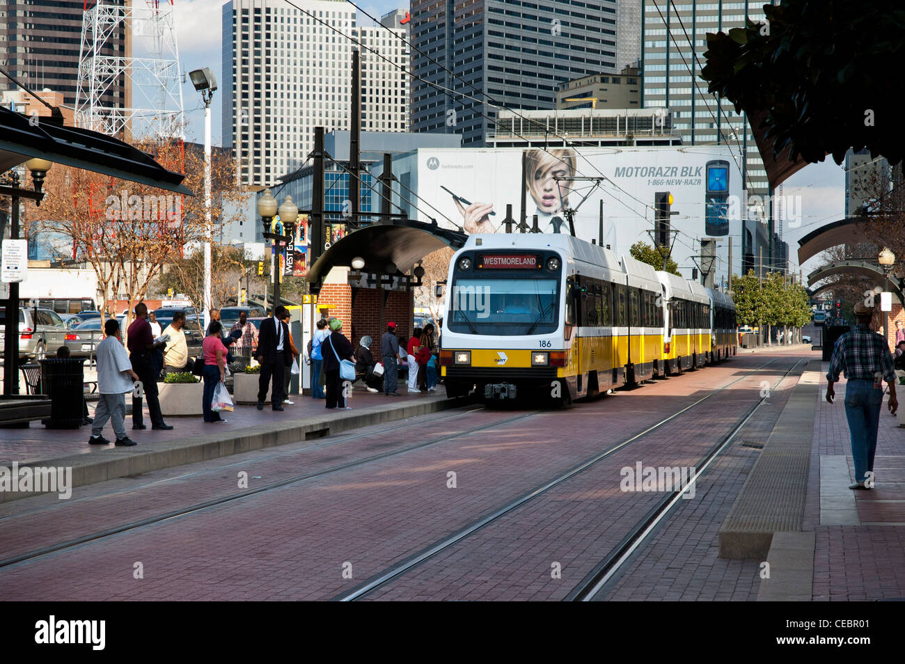 Pendler, die eine DART-Zug an der West End Station, Dallas, Texas Stockfoto