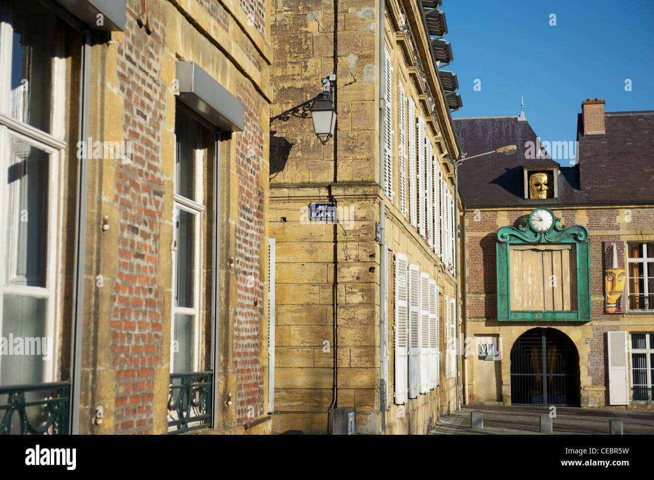 Riesiger Bildschirm der Marionette Haus und alten Fassaden aus Sandstein und Backstein in Charleville-Mezieres in der Champagne-Ardenne Stockfoto
