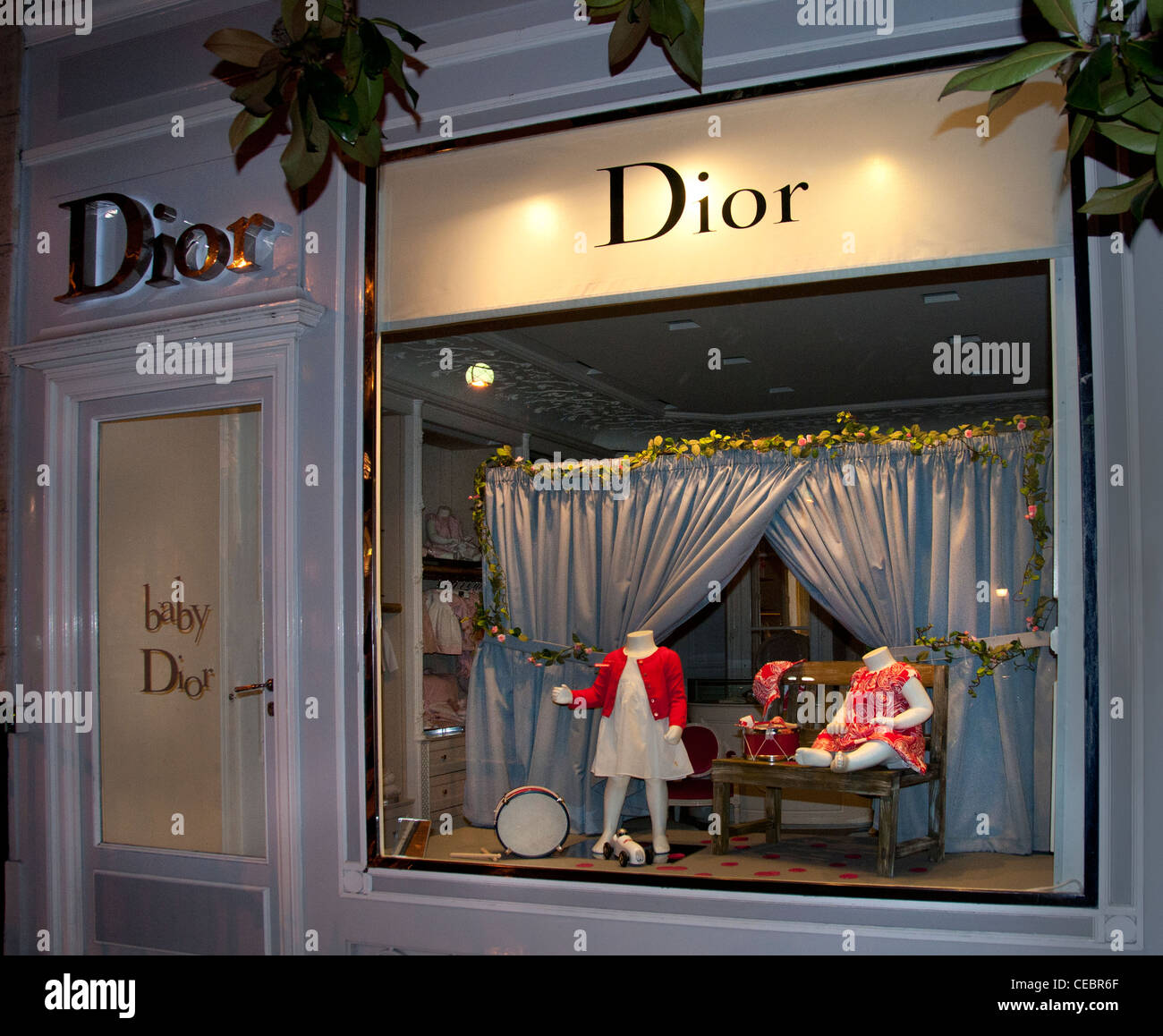 Dior Baby Paris Avenue Montaigne High-Fashion Designer Couturier Frankreich Stockfoto