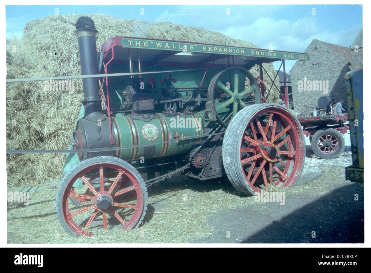 Dampf angetriebene Zugmaschine, die verwendet wird, um eine Dreschmaschine verwendet auf Mortons Farm in Holme auf Spalding Moore fahren Stockfoto