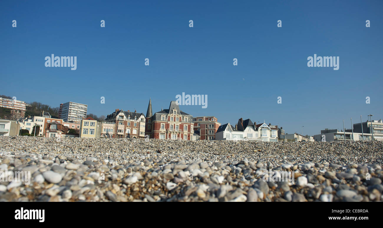 Alten Urlaub wie Häuser Villa Salacrou (Mitte) Grenze des Strandes von Pebble Beach von Le Havre, Anschluss an die Seine-Mündung Stockfoto