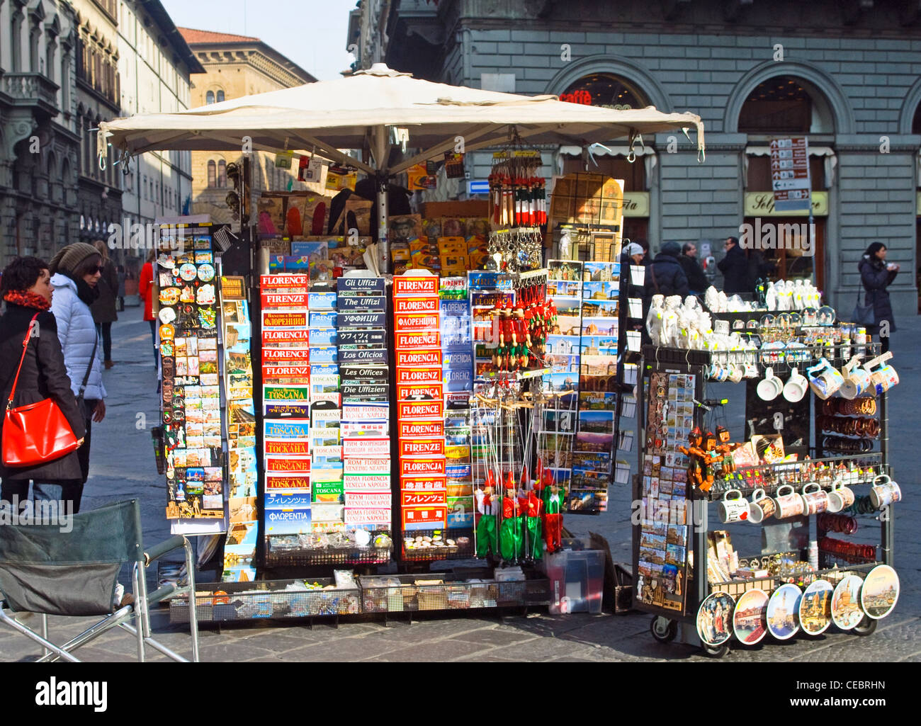 Ein Stall mit Reiseführern und Souvenirs in der Piazza San Giovanni in Florenz, Italien Stockfoto