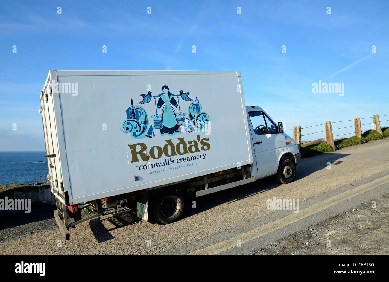 Ein "Roddas" cornish Clotted Cream Lieferwagen parkte vor der Küste in Cornwall, Großbritannien Stockfoto