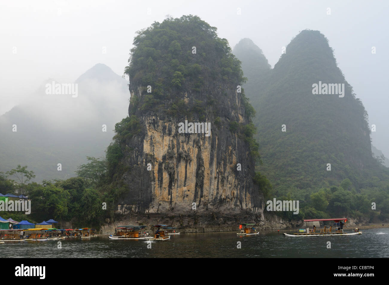Steile wies Karst Kalkgestein und Ausflugsboote auf dem Li-Fluss in Xingping Peoples Republic Of China Stockfoto