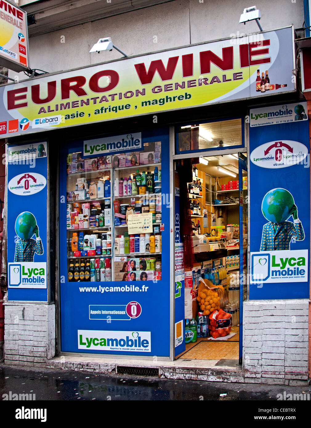 Euro Wein Alimentation Generale Lebensmittelhandler Lebensmittelgeschaft Paris Frankreich Franzosisch Stockfotografie Alamy