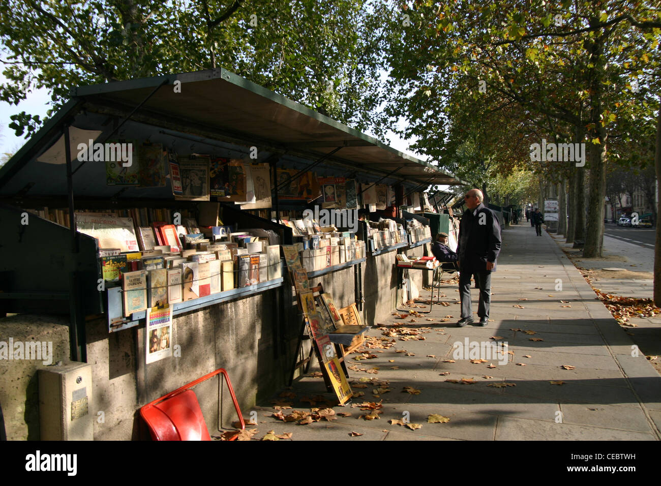 Outdoor-Buch und Zeitschrift Verkäufer in Paris Stockfoto