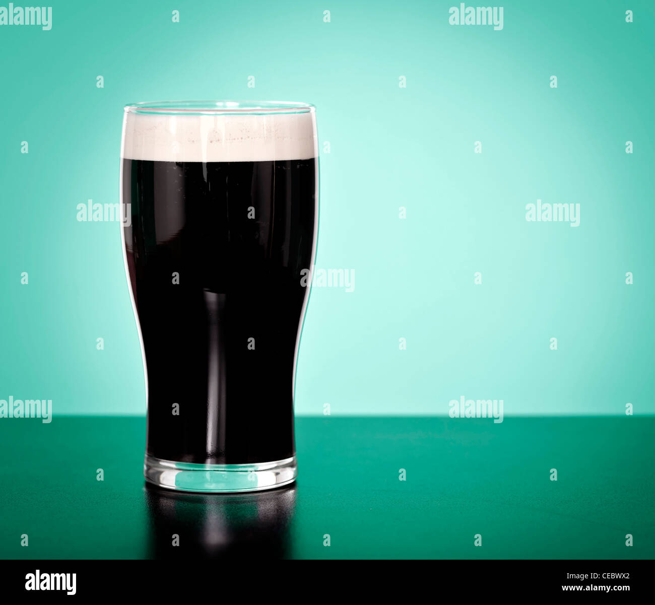 Irish stout Bier auf grünem Hintergrund Stockfoto