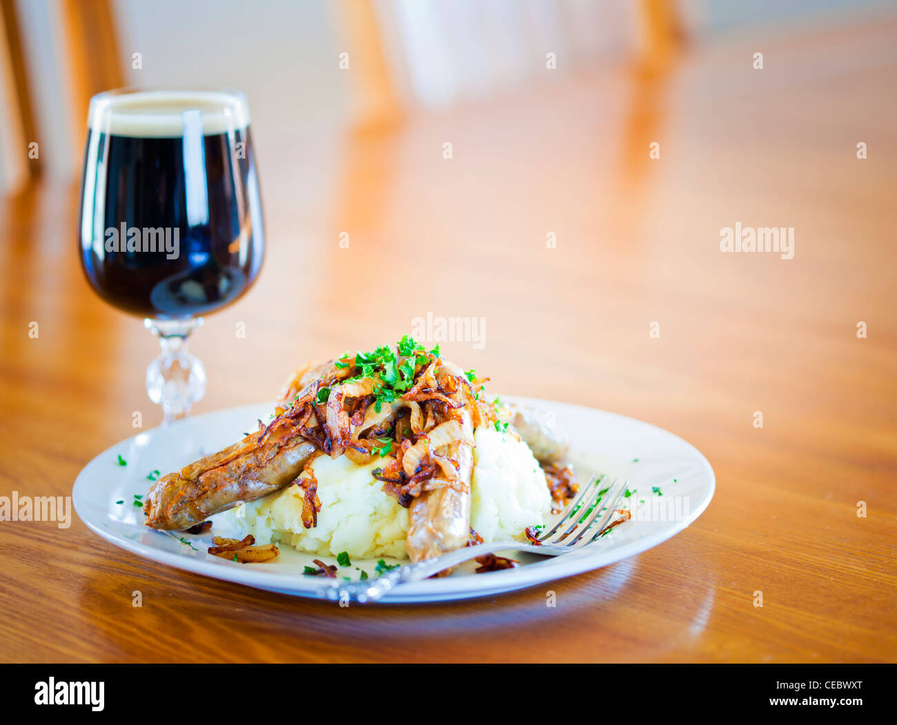 Würstchen mit Kartoffelbrei und Röstzwiebeln in der Kneipe Stockfoto