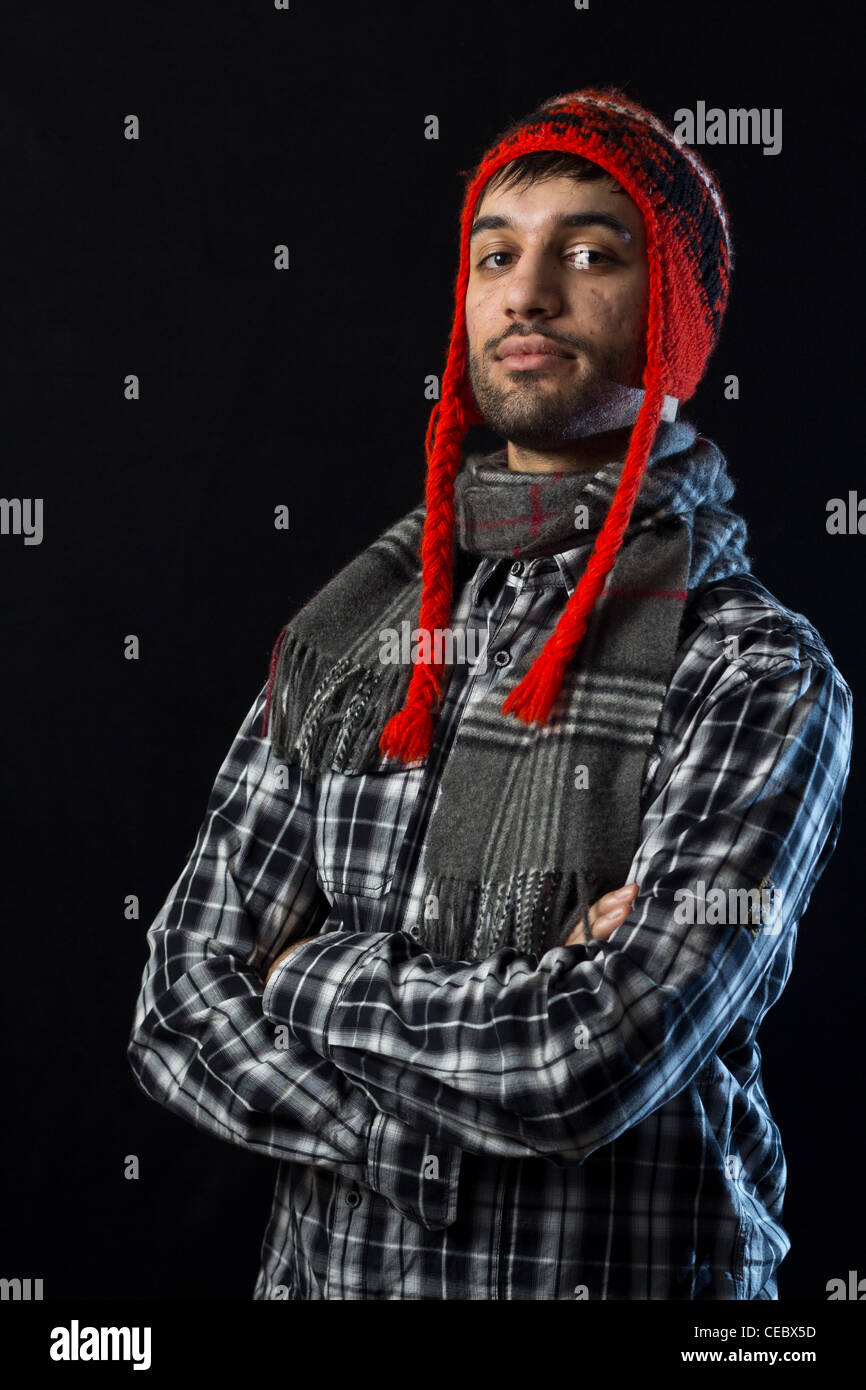 Porträt des Mannes mit roten Hut auf schwarz Stockfoto