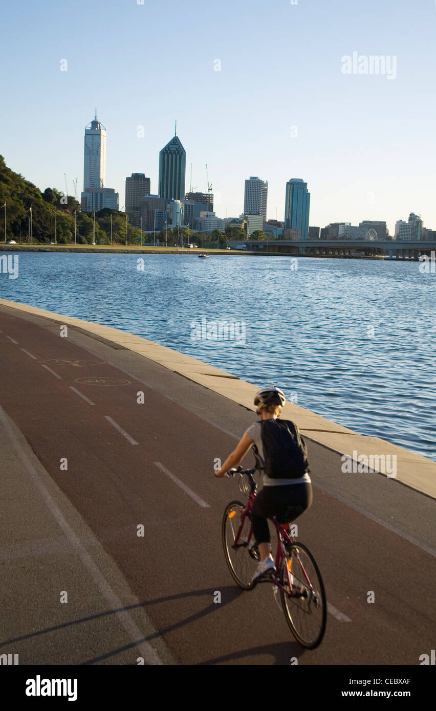 Am frühen Morgen Radfahrer am Flussufer Perth. Perth, Western Australia, Australien Stockfoto