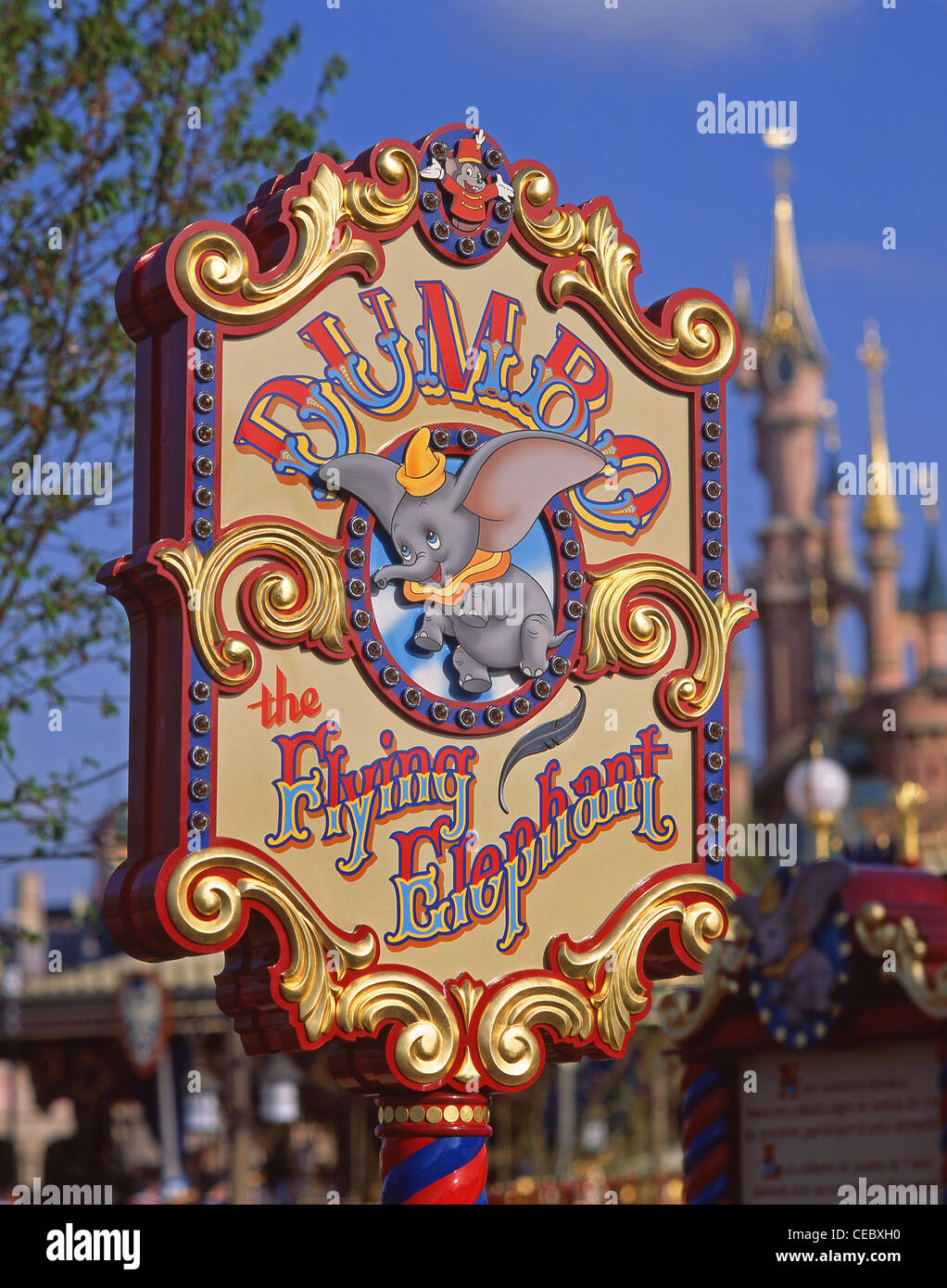 "Dumbo, der fliegende Elelphant" Reiten Zeichen im Fantasyland, Freizeitpark Disneyland Paris, Marne-la-Vallée, Île-de-France, Frankreich Stockfoto