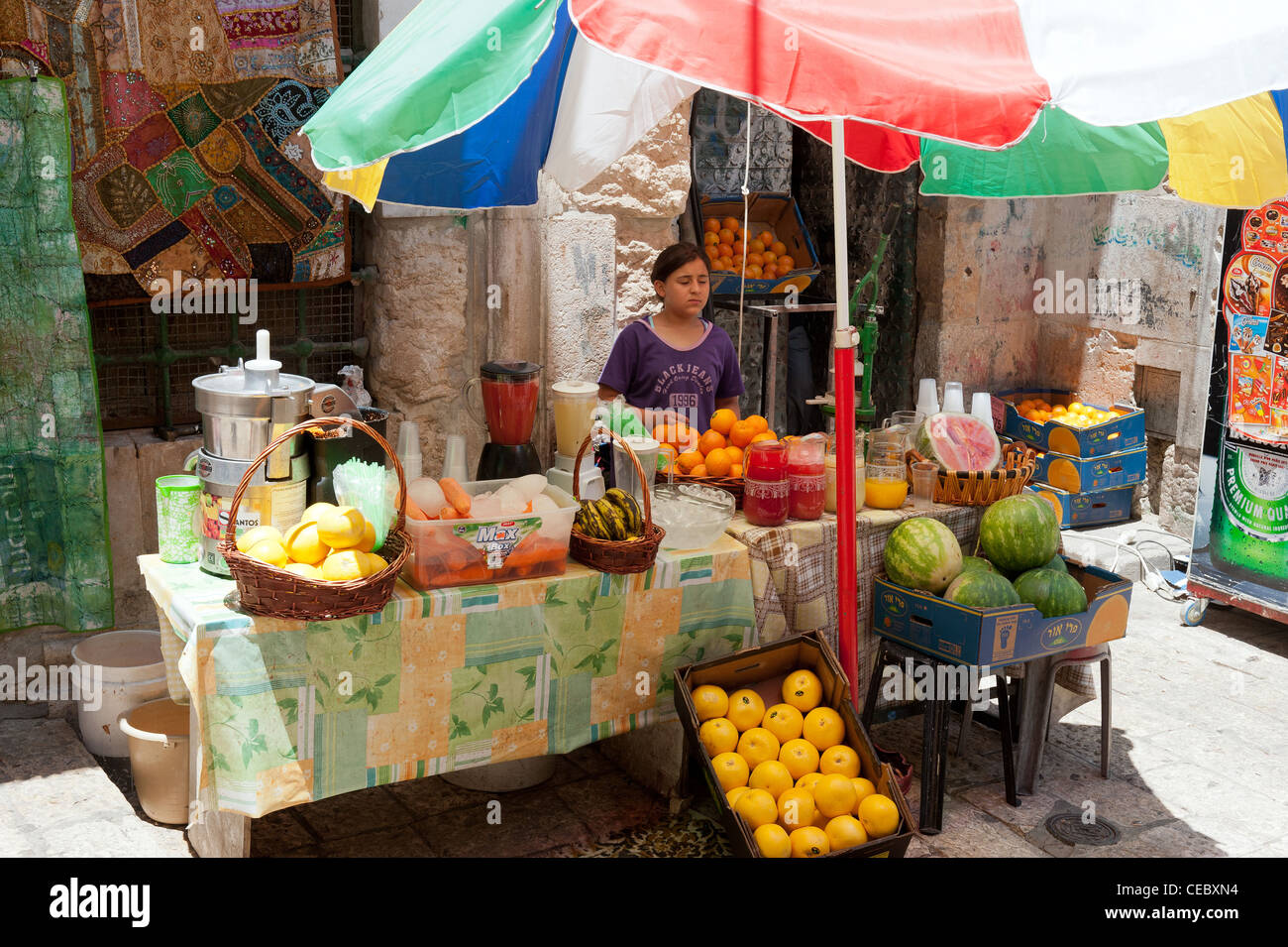 Arabische Mädchen verkaufen Obst und Säfte in einem behelfsmäßigen stehen auf dem Markt der Altstadt von Jerusalem, Israel. Stockfoto