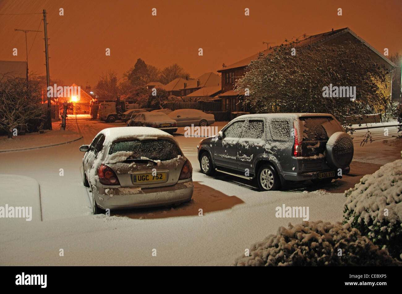 Schneebedeckte Gehäuse schließen in Stanwell Moor, Borough of Spelthorne, Surrey, England, Vereinigtes Königreich Stockfoto