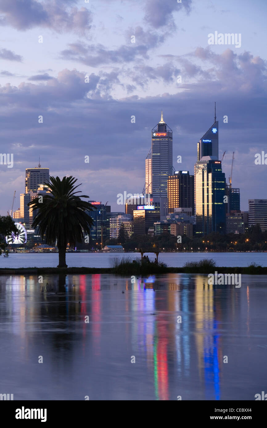Blick über James Mitchell Park und Swan River, Skyline der Stadt in der Dämmerung. Perth, Western Australia, Australien Stockfoto