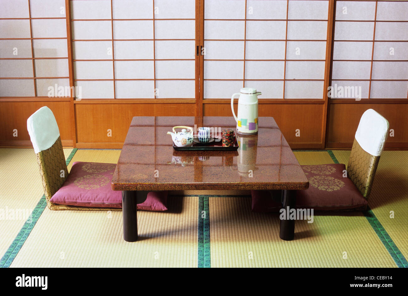 Tisch und Stühle in ein traditionelles japanisches Gasthaus Yudanaka, Japan Stockfoto