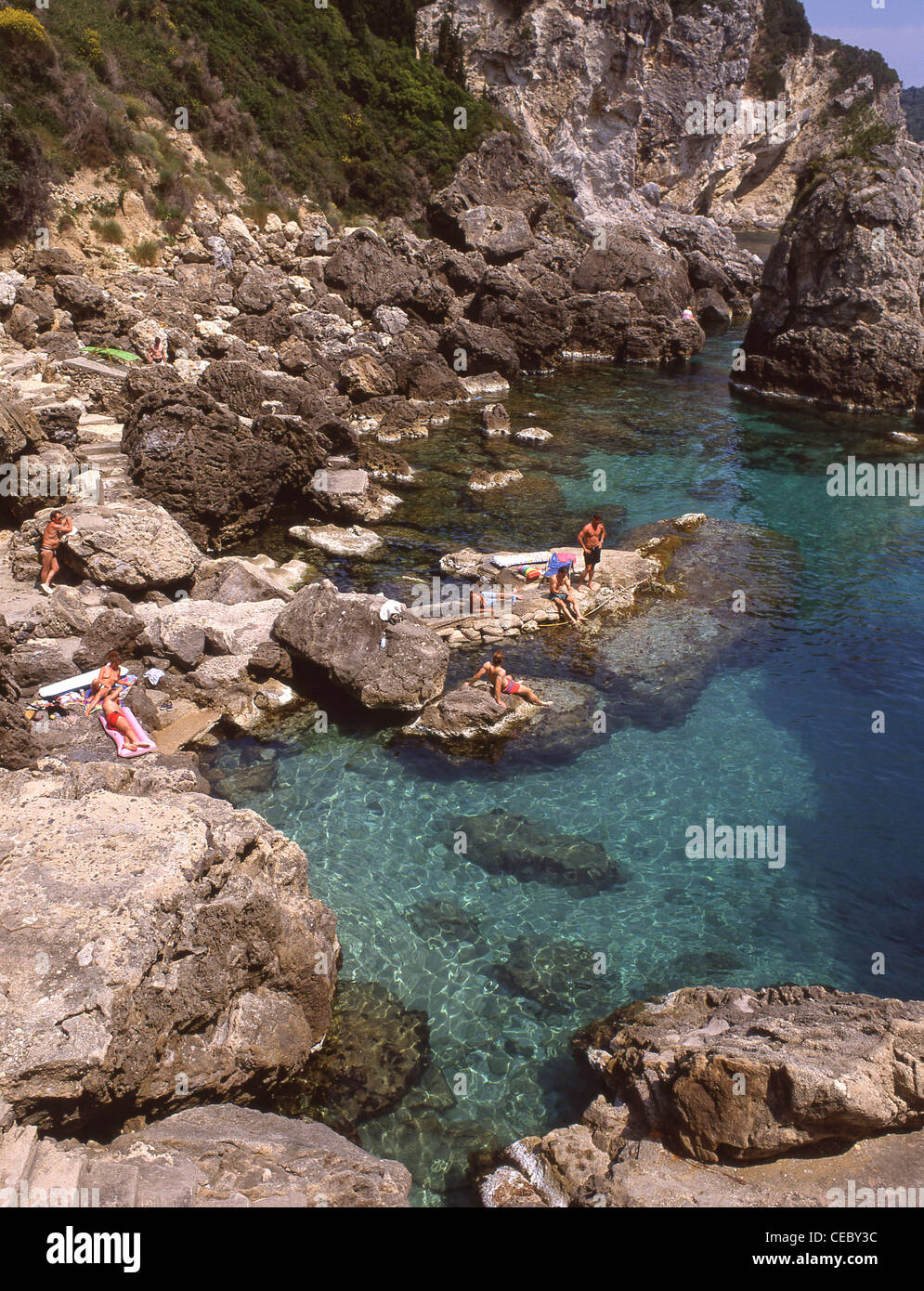 Kleiner Felsiger Strand in der Nähe von Paleokastritsa Resort, Kerkyra, Korfu, Ionische Inseln, Griechenland Stockfoto