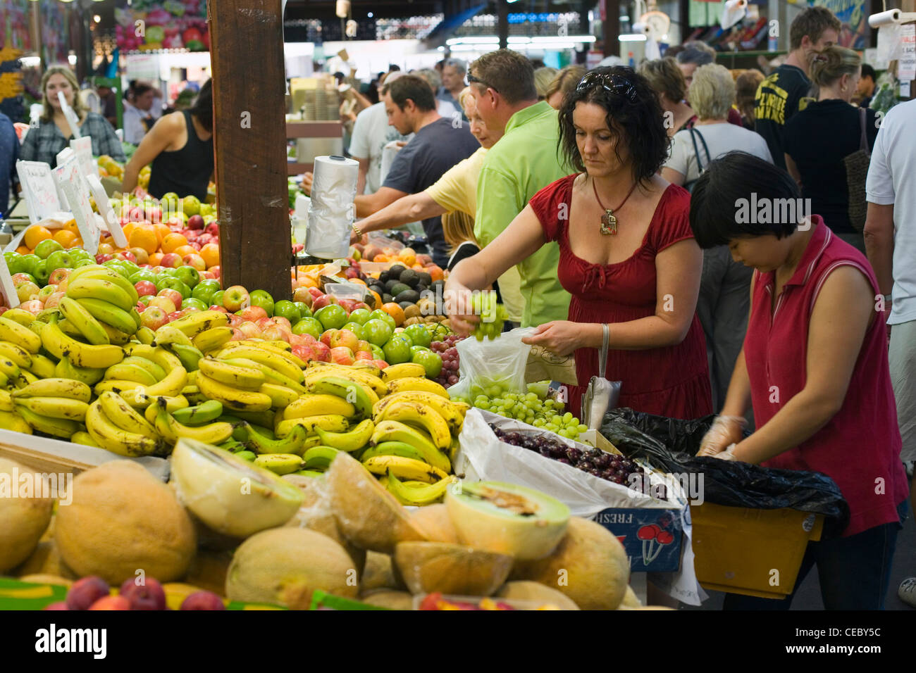 Menschen beim Einkaufen für frisch produzieren in Fremantle Markets. Fremantle, Western Australia, Australien Stockfoto