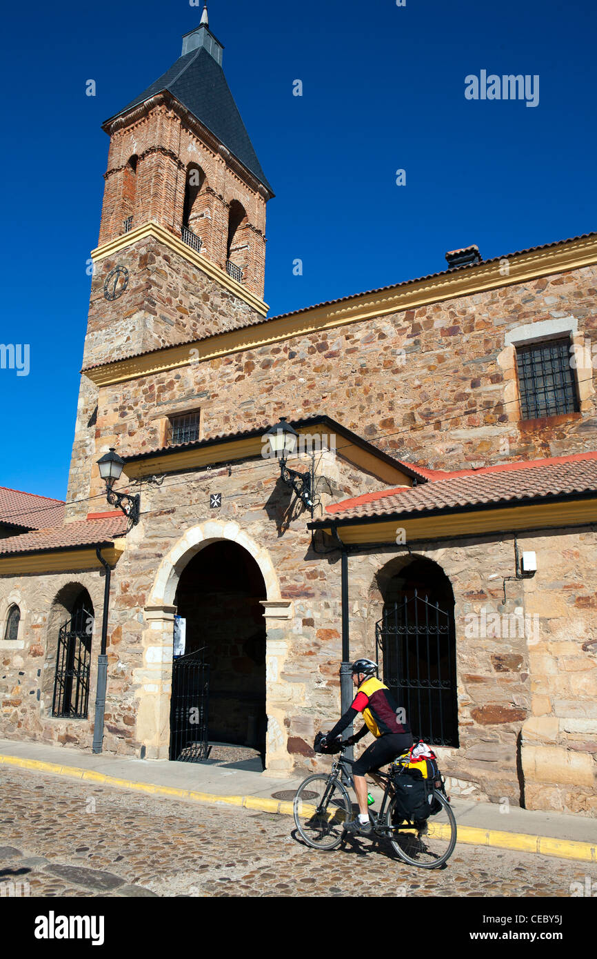 Camino de Santiago-Pilger, Radtouren durch die Stadt von Hospital de Orbigo Stockfoto