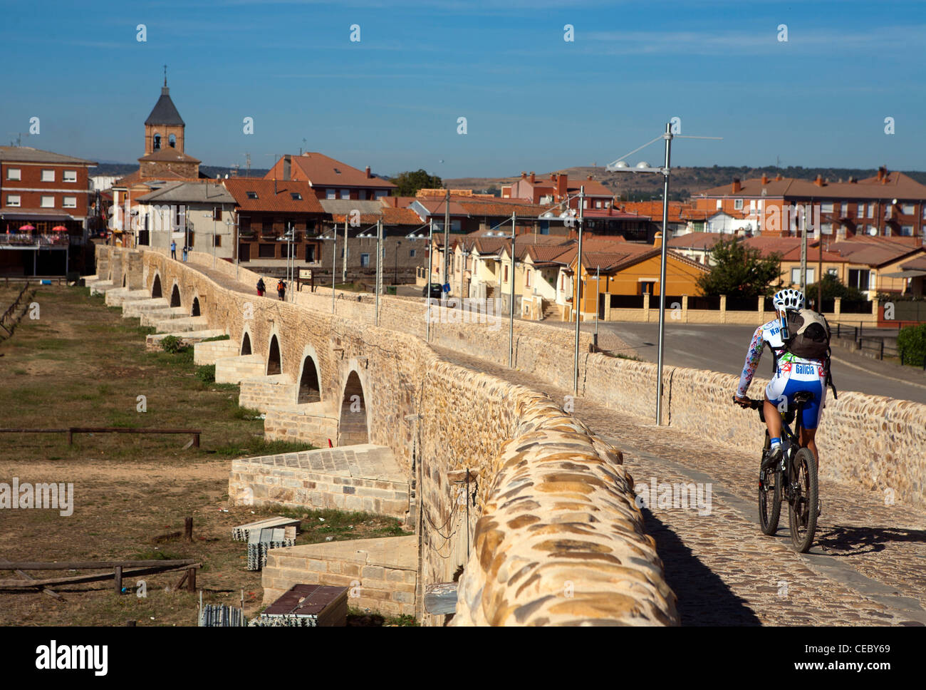 Radfahrer auf dem Camino de Santiago durch die Stadt von Hospital de Orbigo Stockfoto