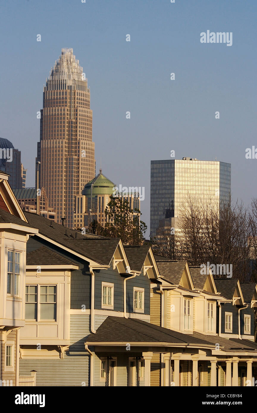 Wohngebäude in Charlotte, North Carolina, und die Innenstadt von Wolkenkratzern dahinter Stockfoto