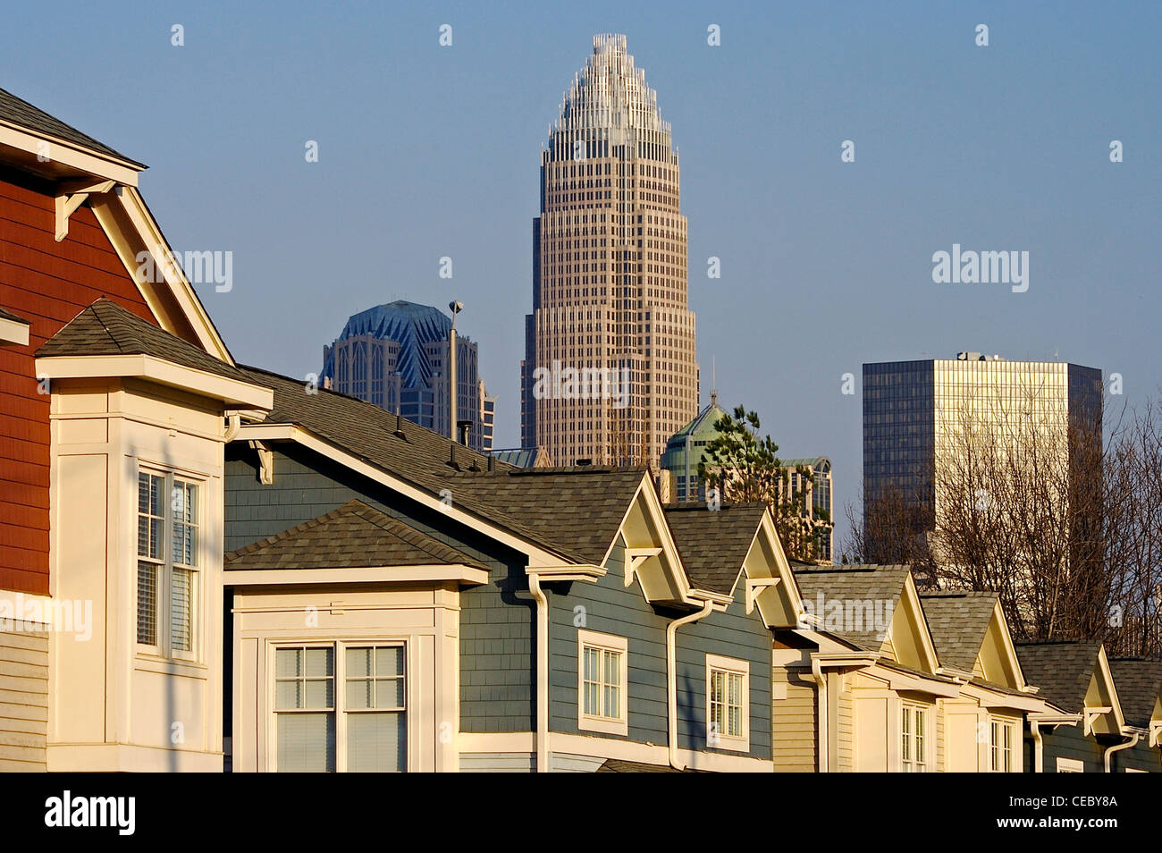 Wohngebäude in Charlotte, North Carolina, und die Innenstadt von Wolkenkratzern dahinter Stockfoto