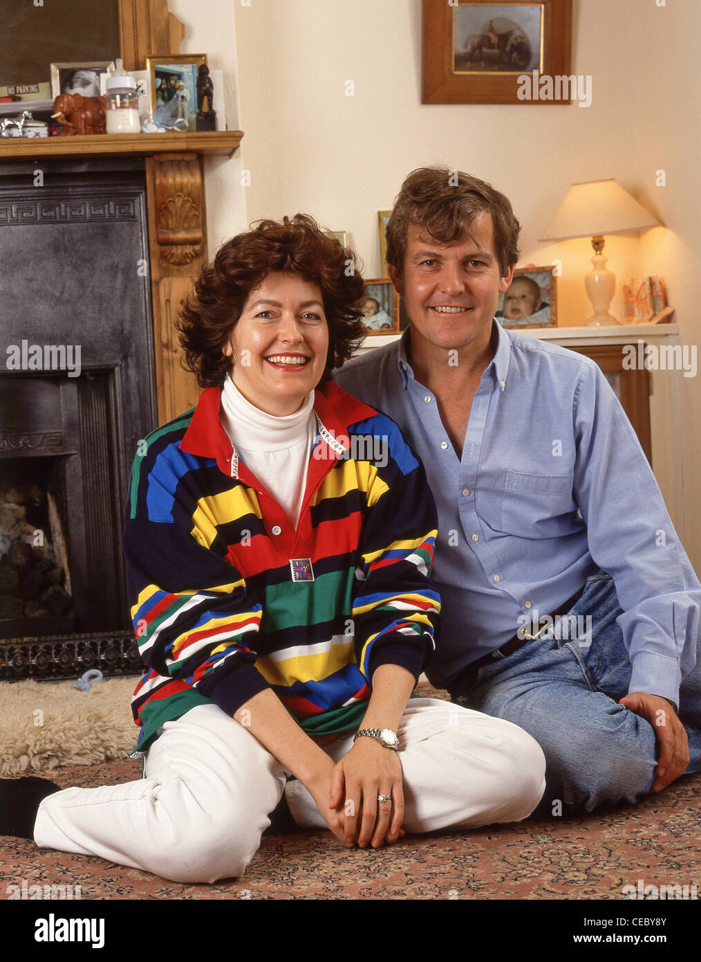 Bruder und Schwester sitzen im Wohnzimmer, Berkshire, England, Vereinigtes Königreich Stockfoto