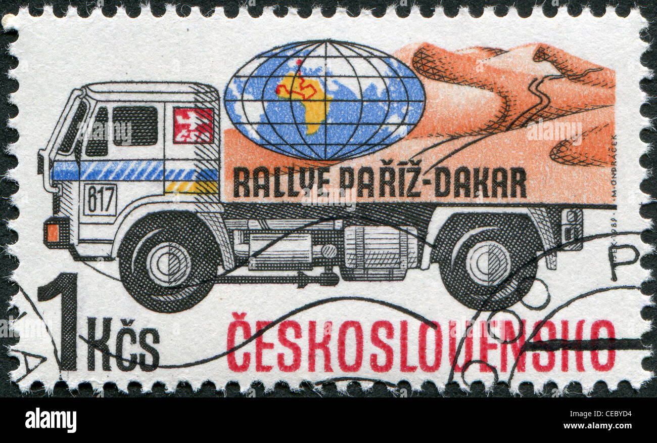 Eine Briefmarke gedruckt in der Tschechoslowakei, widmet sich der Rallye Paris-Dakar, zeigt einen schweren LKW Skoda LIAZ, circa 1989 Stockfoto Eine Briefmarke gedruckt in der Tschechoslowakei, widmet sich der Rallye Paris-Dakar, zeigt einen schweren LKW Skoda LIAZ, circa 1989 Stockfoto