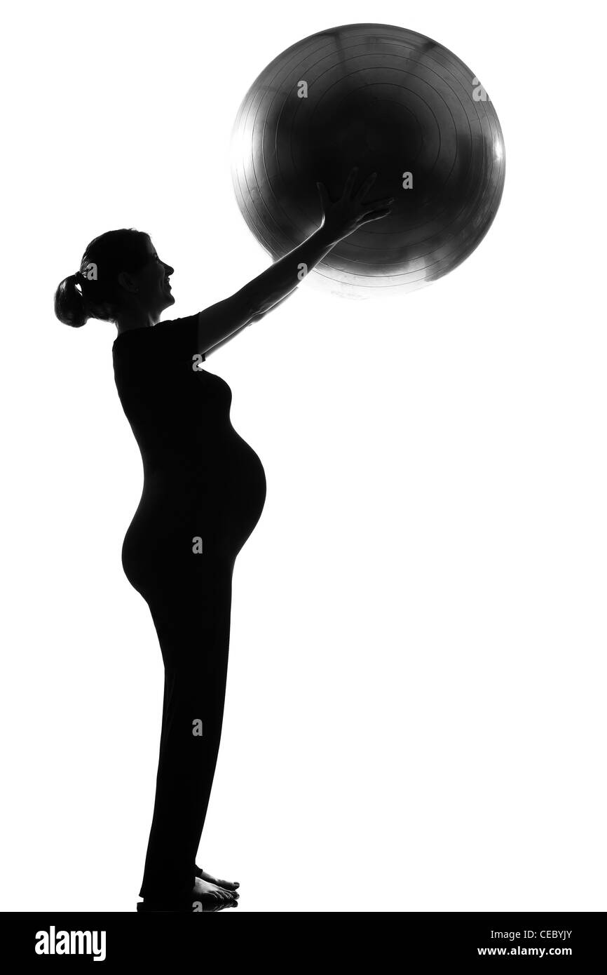 schöne kaukasischen schwangere Frau mit Fitness-Ball in voller Länge Silhouette auf weißem Hintergrund Studio isoliert Stockfoto